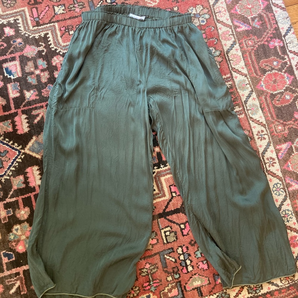 LACAUSA Silk pants size small in Olive green